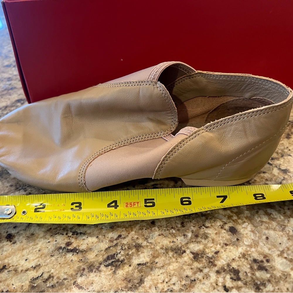 Capezio Tan E series slip-on Jazz Shoes. EJ2 CAR Womens 7.5M USA RN# 6335665H2